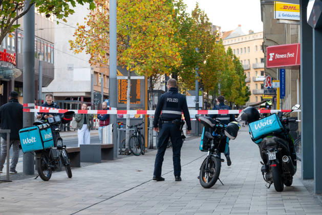 Person bei mutmaßlichem Gewaltdelikt in Mainz schwer verletzt Polizeigroßeinsatz und umfangreiche Fahndungsmaßnahmen Am Sonntag, dem 11. Oktober 2026, kam es gegen 16:55 Uhr im Bereich der Gärtnergasse und der Mittleren Bleiche in der Mainzer Innenstadt zu einem größeren Polizeieinsatz. Eine Person wurde nach ersten Informationen schwer verletzt und nach notärztlicher Versorgung unter Polizeibegleitung in die Universitätsmedizin Mainz transportiert. Zahlreiche uniformierte und zivile Polizeikräfte sperrten Teile der Innenstadt ab, sicherten Gegenstände, dokumentierten Spuren und führten Fahndungsmaßnahmen durch. Im Bereich der Mittleren Bleiche wurden umfangreiche Blutspuren festgestellt. Die Sperrungen beeinträchtigten den