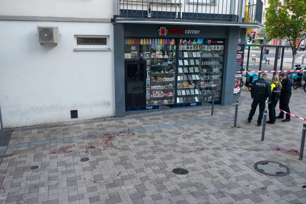 Person bei mutmaßlichem Gewaltdelikt in Mainz schwer verletzt Polizeigroßeinsatz und umfangreiche Fahndungsmaßnahmen Am Sonntag, dem 11. Oktober 2026, kam es gegen 16:55 Uhr im Bereich der Gärtnergasse und der Mittleren Bleiche in der Mainzer Innenstadt zu einem größeren Polizeieinsatz. Eine Person wurde nach ersten Informationen schwer verletzt und nach notärztlicher Versorgung unter Polizeibegleitung in die Universitätsmedizin Mainz transportiert. Zahlreiche uniformierte und zivile Polizeikräfte sperrten Teile der Innenstadt ab, sicherten Gegenstände, dokumentierten Spuren und führten Fahndungsmaßnahmen durch. Im Bereich der Mittleren Bleiche wurden umfangreiche Blutspuren festgestellt. Die Sperrungen beeinträchtigten den