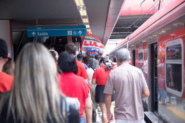 SaO PAULO, SP - 11.10.2026: ATO EM APOIO A LULA SP - Students, social movements and supporters of President Luiz Inacio Lula da Silva held an event throughout this Sunday (11) in anticipation of the second round of elections. Concentrating in front of MASP, the event continued to Praca Roosevelt, in the central area of Sao Paulo, SP. In the photo, movement at Tamanduatei station. x3028830x  RodileixMorais