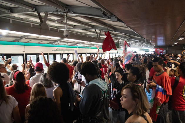 SaO PAULO, SP - 11.10.2026: ATO EM APOIO A LULA SP - Students, social movements and supporters of President Luiz Inacio Lula da Silva are holding an event throughout this Sunday (11) in anticipation of the second round of elections. With a gathering in front of MASP, the event continues to Praca Roosevelt, in the central area of Sao Paulo, SP. x3028834x  RodileixMorais