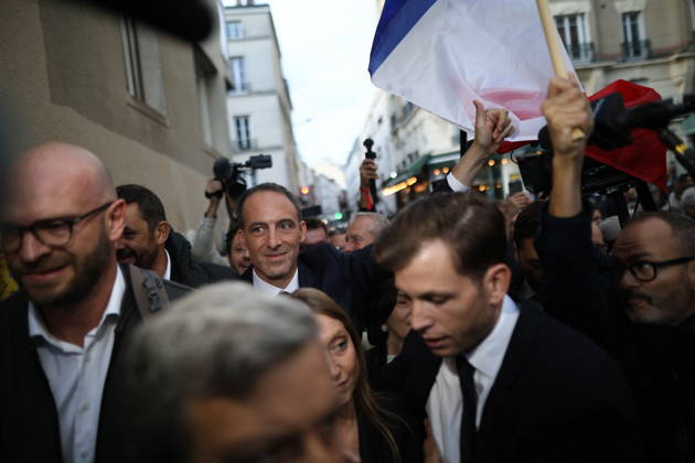 Announcement of the result for the first round of Socialist and Democratic Left primary - Paris Candidate in the Socialist (PS) and centre-left Place Publique (PP) parties primary Raphael Glucksmann arrives after the announcement of the result for the first round of voting in the primary organized by the Socialist Party, Place Publique (PP), and the Republican and Socialist Left, ahead of France s 2027 presidential election, at Solaris in Paris, France on October 11, 2026. Candidate in the Socialist (PS) and centre-left Place Publique (PP) parties primary ahead of France s 2027 presidential election and MEP Raphaël Glucksmann was elected on October 11 2026. Photo by Raphael Lafargue ABACAPRESS.COM Paris France  Copyright: xLafarguexRaphael ABACAx