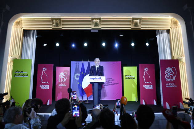 Announcement of the result for the first round of Socialist and Democratic Left primary - Paris Candidate in the Socialist (PS) and centre-left Place Publique (PP) parties primary Raphael Glucksmann delievers a speech after the announcement of the result for the first round of voting in the primary organized by the Socialist Party, Place Publique (PP), and the Republican and Socialist Left, ahead of France s 2027 presidential election, at Solaris in Paris, France on October 11, 2026. Candidate in the Socialist (PS) and centre-left Place Publique (PP) parties primary ahead of France s 2027 presidential election and MEP Raphaël Glucksmann was elected on October 11 2026. Photo by Raphael Lafargue ABACAPRESS.COM Paris France  Copyright: xLafarguexRaphael ABACAx