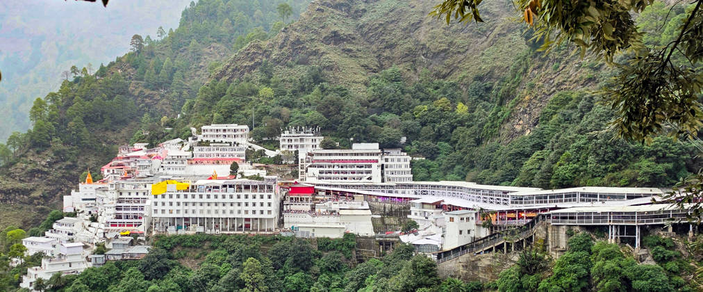 RECORD DATE NOT STATED Mata Vaishno Devi Temple on the First Day of Sharad Navratri Katra, Oct 11 (ANI): A scenic view of the Mata Vaishno Devi Temple on the first day of Sharad Navratri, in Katra on Sunday. Katra Jammu and Kashmir India Copyright: xANIx ANI_20261011332