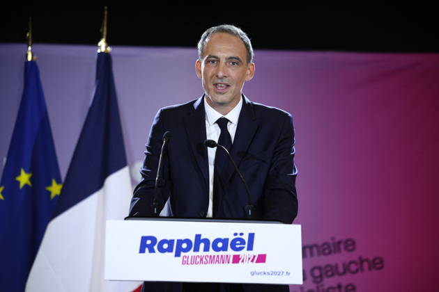 Announcement of the result for the first round of Socialist and Democratic Left primary - Paris Candidate in the Socialist (PS) and centre-left Place Publique (PP) parties primary Raphael Glucksmann delievers a speech after the announcement of the result for the first round of voting in the primary organized by the Socialist Party, Place Publique (PP), and the Republican and Socialist Left, ahead of France s 2027 presidential election, at Solaris in Paris, France on October 11, 2026. Candidate in the Socialist (PS) and centre-left Place Publique (PP) parties primary ahead of France s 2027 presidential election and MEP Raphaël Glucksmann was elected on October 11 2026. Photo by Raphael Lafargue ABACAPRESS.COM Paris France  Copyright: xLafarguexRaphael ABACAx