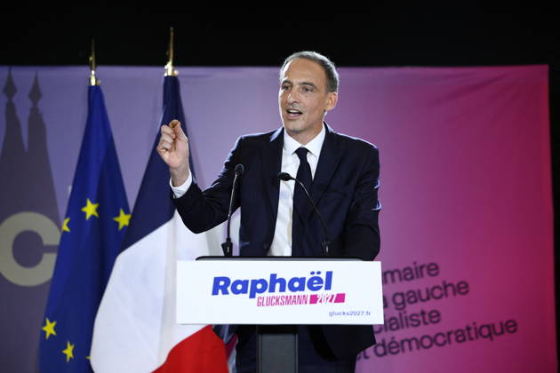 Announcement of the result for the first round of Socialist and Democratic Left primary - Paris Candidate in the Socialist (PS) and centre-left Place Publique (PP) parties primary Raphael Glucksmann delievers a speech after the announcement of the result for the first round of voting in the primary organized by the Socialist Party, Place Publique (PP), and the Republican and Socialist Left, ahead of France s 2027 presidential election, at Solaris in Paris, France on October 11, 2026. Candidate in the Socialist (PS) and centre-left Place Publique (PP) parties primary ahead of France s 2027 presidential election and MEP Raphaël Glucksmann was elected on October 11 2026. Photo by Raphael Lafargue ABACAPRESS.COM Paris France  Copyright: xLafarguexRaphael ABACAx