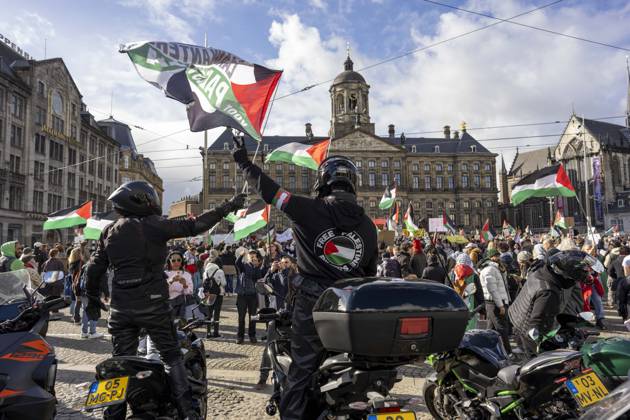 October 11, 2026, Amsterdam, Noord-Holland, The Netherlands: October 11, 2026, Amsterdam, Netherlands: Motorcyclists raise Palestinian flags during a pro-Palestinian protest at Dam Square, with the Royal Palace of Amsterdam in the background. Amsterdam The Netherlands - ZUMAl165 20261011_zip_l165_017 Copyright: xOrinxLouisx