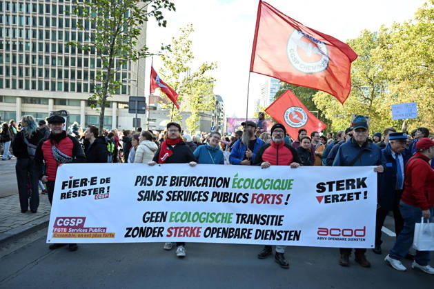Tens of thousands march in Brussels demanding stronger climate action BRUSSELS, BELGIUM - OCTOBER 11: Demonstrators hold climate-themed placards as tens of thousands of people march through Brussels calling for stronger action against climate change and reduced dependence on fossil fuels, on October 11, 2026 in Brussels, Belgium. The protest was organized by the Belgian Climate Coalition, which brings together around 100 civil society organizations. Participants marched along major roads toward Schuman Square, home to several European Union institutions, while protesting the government s climate policies. Dursun Aydemir Anadolu Brussels Belgium. Editorial use only. Please get in touch for any other usage. Copyright: x2026xAnadoluxDursunxAydemirx