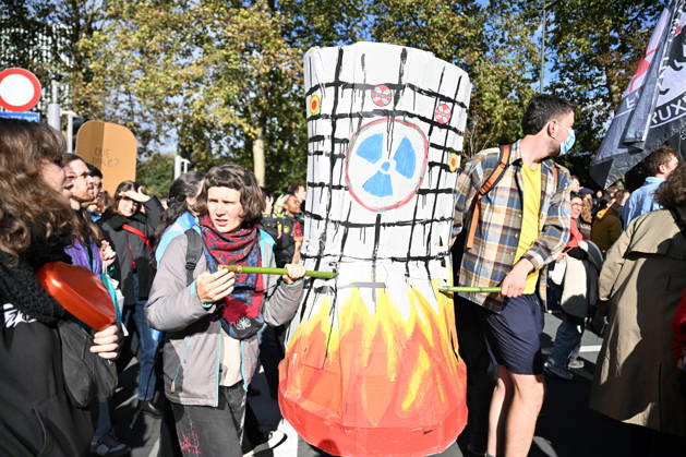 Tens of thousands march in Brussels demanding stronger climate action BRUSSELS, BELGIUM - OCTOBER 11: Demonstrators hold climate-themed placards as tens of thousands of people march through Brussels calling for stronger action against climate change and reduced dependence on fossil fuels, on October 11, 2026 in Brussels, Belgium. The protest was organized by the Belgian Climate Coalition, which brings together around 100 civil society organizations. Participants marched along major roads toward Schuman Square, home to several European Union institutions, while protesting the government s climate policies. Dursun Aydemir Anadolu Brussels Belgium. Editorial use only. Please get in touch for any other usage. Copyright: x2026xAnadoluxDursunxAydemirx