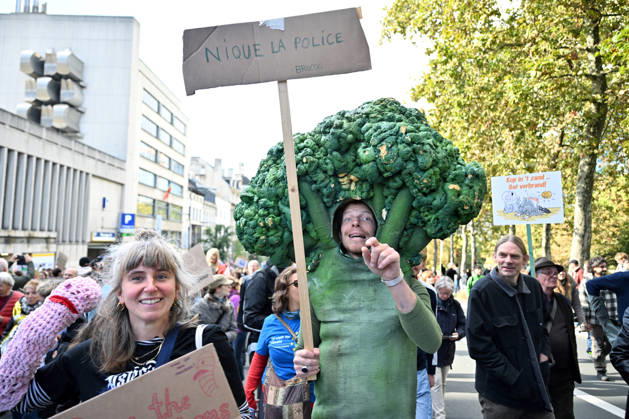 Tens of thousands march in Brussels demanding stronger climate action BRUSSELS, BELGIUM - OCTOBER 11: Demonstrators hold climate-themed placards as tens of thousands of people march through Brussels calling for stronger action against climate change and reduced dependence on fossil fuels, on October 11, 2026 in Brussels, Belgium. The protest was organized by the Belgian Climate Coalition, which brings together around 100 civil society organizations. Participants marched along major roads toward Schuman Square, home to several European Union institutions, while protesting the government s climate policies. Dursun Aydemir Anadolu Brussels Belgium. Editorial use only. Please get in touch for any other usage. Copyright: x2026xAnadoluxDursunxAydemirx