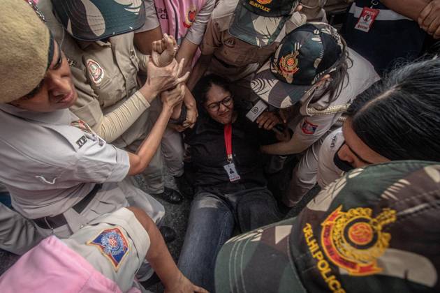 Protest to demand resignation of India s chief election commissioner in New Delhi NEW DELHI, INDIA - OCTOBER 11: Indian police officers detain a press member during a mass protest organized by the Cockroach Janta Party (CJP) in New Delhi, India on October 11, 2026. Demonstrators gathered to demand the resignation of Chief Election Commissioner Gyanesh Kumar over alleged electoral roll irregularities and revisions. Yousuf Sarfaraz Anadolu New Delhi India. Editorial use only. Please get in touch for any other usage. Copyright: x2026xAnadoluxYousufxSarfarazx