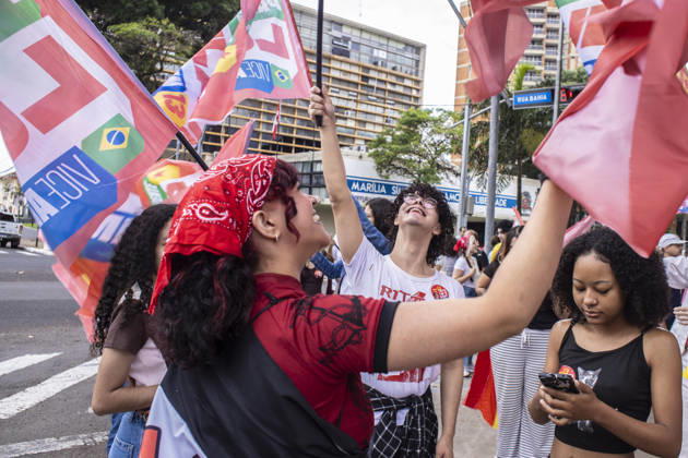 MARiLIA, SP - 11.10.2026: APOIADORES DE LULA FAZEM ATO EM MARiLIA - Supporters of presidential reelection candidate Luiz Inacio Lula da Silva held the "Act for Democracy" in the central region of Marilia, in the interior of the state of Sao Paulo, this Sunday (11). Demonstrators walked carrying flags and posters along Avenida Sampaio Vidal, the main road in the municipality, in a mobilization aimed at the second round campaign of the 2026 Elections. x3029131x AlfxRibeiro