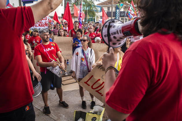 MARiLIA, SP - 11.10.2026: APOIADORES DE LULA FAZEM ATO EM MARiLIA - Supporters of presidential reelection candidate Luiz Inacio Lula da Silva held the "Act for Democracy" in the central region of Marilia, in the interior of the state of Sao Paulo, this Sunday (11). Demonstrators walked carrying flags and posters along Avenida Sampaio Vidal, the main road in the municipality, in a mobilization aimed at the second round campaign of the 2026 Elections. x3029135x AlfxRibeiro