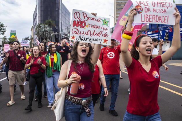 MARiLIA, SP - 11.10.2026: APOIADORES DE LULA FAZEM ATO EM MARiLIA - Supporters of presidential reelection candidate Luiz Inacio Lula da Silva held the "Act for Democracy" in the central region of Marilia, in the interior of the state of Sao Paulo, this Sunday (11). Demonstrators walked carrying flags and posters along Avenida Sampaio Vidal, the main road in the municipality, in a mobilization aimed at the second round campaign of the 2026 Elections. x3029137x AlfxRibeiro