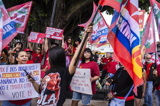 MARiLIA, SP - 11.10.2026: APOIADORES DE LULA FAZEM ATO EM MARiLIA - Supporters of presidential reelection candidate Luiz Inacio Lula da Silva held the "Act for Democracy" in the central region of Marilia, in the interior of the state of Sao Paulo, this Sunday (11). Demonstrators walked carrying flags and posters along Avenida Sampaio Vidal, the main road in the municipality, in a mobilization aimed at the second round campaign of the 2026 Elections. x3029149x AlfxRibeiro