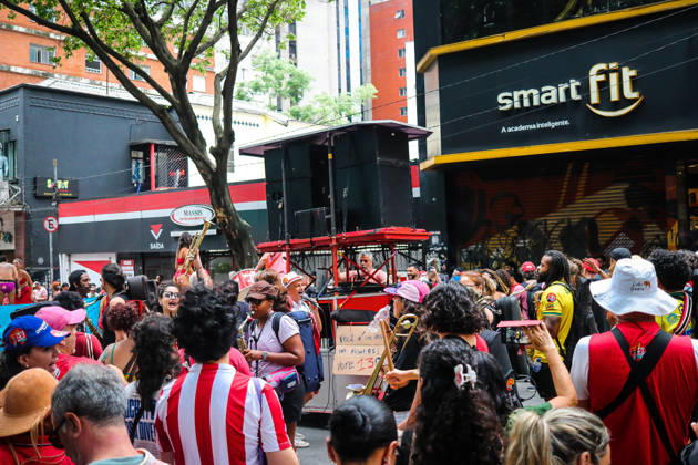 SaO PAULO, SP - 11.10.2026: LULA REuNE APOIADORES NA AVENIDA PAULISTA - Protesters gather this Sunday (11) on Avenida Paulista, in Sao Paulo (SP), during a campaign event for President Luiz Inacio Lula da Silva. The mobilization takes place in front of MASP and brings together supporters and political leaders in the second round of the 2026 Elections. x3029173x Angà licaxAlves