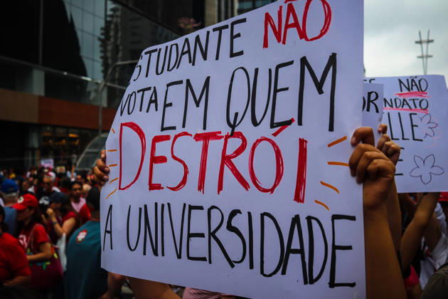 SaO PAULO, SP - 11.10.2026: LULA REuNE APOIADORES NA AVENIDA PAULISTA - Protesters gather this Sunday (11) on Avenida Paulista, in Sao Paulo (SP), during a campaign event for President Luiz Inacio Lula da Silva. The mobilization takes place in front of MASP and brings together supporters and political leaders in the second round of the 2026 Elections. x3029176x Angà licaxAlves