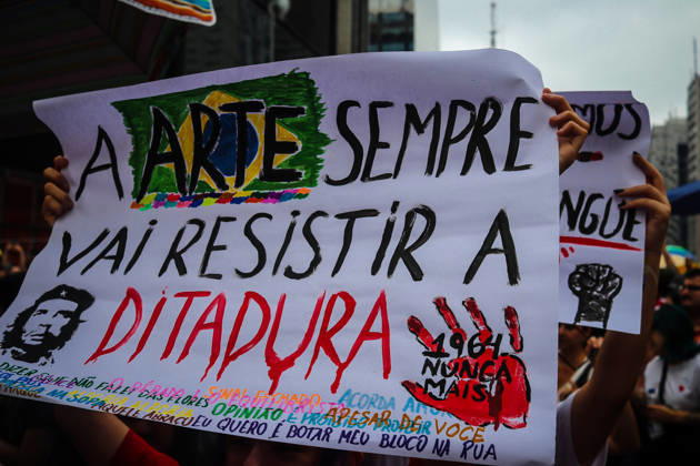 SaO PAULO, SP - 11.10.2026: LULA REuNE APOIADORES NA AVENIDA PAULISTA - Protesters gather this Sunday (11) on Avenida Paulista, in Sao Paulo (SP), during a campaign event for President Luiz Inacio Lula da Silva. The mobilization takes place in front of MASP and brings together supporters and political leaders in the second round of the 2026 Elections. x3029177x Angà licaxAlves
