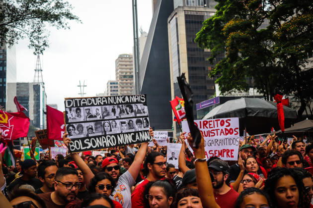 SaO PAULO, SP - 11.10.2026: LULA REuNE APOIADORES NA AVENIDA PAULISTA - Protesters gather this Sunday (11) on Avenida Paulista, in Sao Paulo (SP), during a campaign event for President Luiz Inacio Lula da Silva. The mobilization takes place in front of MASP and brings together supporters and political leaders in the second round of the 2026 Elections. x3029183x Angà licaxAlves