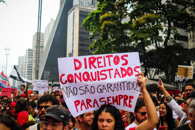 SaO PAULO, SP - 11.10.2026: LULA REuNE APOIADORES NA AVENIDA PAULISTA - Protesters gather this Sunday (11) on Avenida Paulista, in Sao Paulo (SP), during a campaign event for President Luiz Inacio Lula da Silva. The mobilization takes place in front of MASP and brings together supporters and political leaders in the second round of the 2026 Elections. x3029184x Angà licaxAlves