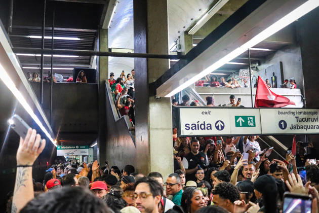 SaO PAULO, SP - 11.10.2026: LULA REuNE APOIADORES NA AVENIDA PAULISTA - Protesters gather this Sunday (11) on Avenida Paulista, in Sao Paulo (SP), during a campaign event for President Luiz Inacio Lula da Silva. In the photo, the movement on line 2 green of the metro. x3029186x Angà licaxAlves