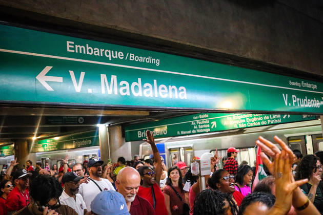 SaO PAULO, SP - 11.10.2026: LULA REuNE APOIADORES NA AVENIDA PAULISTA - Protesters gather this Sunday (11) on Avenida Paulista, in Sao Paulo (SP), during a campaign event for President Luiz Inacio Lula da Silva. In the photo, the movement on line 2 green of the metro. x3029187x Angà licaxAlves