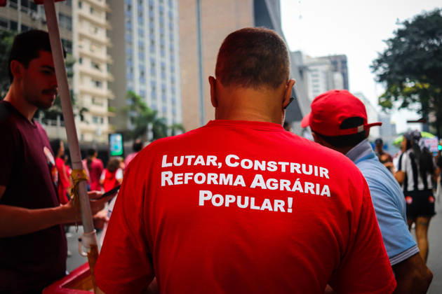 SaO PAULO, SP - 11.10.2026: LULA REuNE APOIADORES NA AVENIDA PAULISTA - Protesters gather this Sunday (11) on Avenida Paulista, in Sao Paulo (SP), during a campaign event for President Luiz Inacio Lula da Silva. The mobilization takes place in front of MASP and brings together supporters and political leaders in the second round of the 2026 Elections. x3029189x Angà licaxAlves