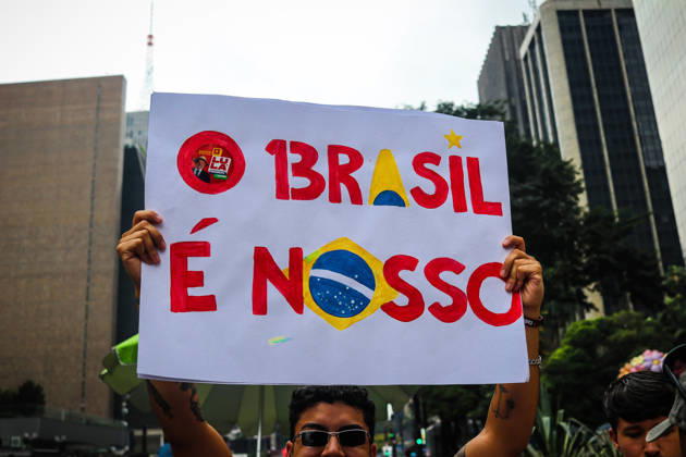 SaO PAULO, SP - 11.10.2026: LULA REuNE APOIADORES NA AVENIDA PAULISTA - Protesters gather this Sunday (11) on Avenida Paulista, in Sao Paulo (SP), during a campaign event for President Luiz Inacio Lula da Silva. The mobilization takes place in front of MASP and brings together supporters and political leaders in the second round of the 2026 Elections. x3029190x Angà licaxAlves