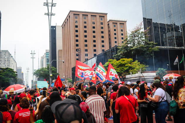 SaO PAULO, SP - 11.10.2026: LULA REuNE APOIADORES NA AVENIDA PAULISTA - Protesters gather this Sunday (11) on Avenida Paulista, in Sao Paulo (SP), during a campaign event for President Luiz Inacio Lula da Silva. The mobilization takes place in front of MASP and brings together supporters and political leaders in the second round of the 2026 Elections. x3029191x Angà licaxAlves