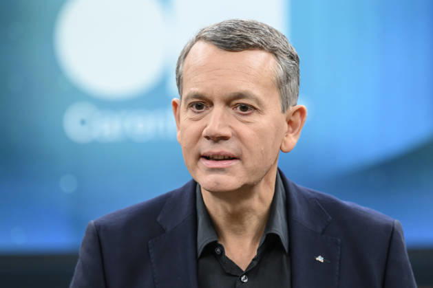 Pictured from left: Christoph Werner, CEO of dm drogerie markt, GER, Berlin, studio, guest on Caren Miosga’s political talk show, TV, program, Das Erste, from Studio 20 in Berlin-Adlershof, topic: How will the government get out of the crisis, Mr. Söder? October 11, 2026, Copyright: HMBxMedia UwexKoch