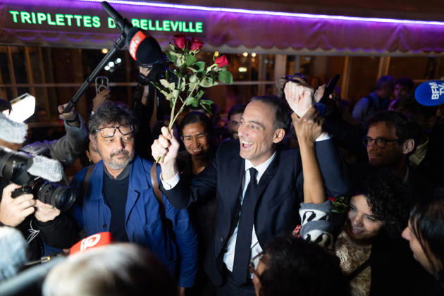 Raphael Glucksmann celebrates with his supporters after winning the Socialist and Democratic Left primary - Paris Candidate in the Socialist (PS) and centre-left Place Publique (PP) parties primary Raphael Glucksmann holds a red rose as he meets his campaign team and supports at the bar la Cantine de Belleville as Raphael Glucksmann winning the primary organized by the Socialist Party, Place Publique (PP), and the Republican and Socialist Left, ahead of France s 2027 presidential election, in Paris on October 11, 2026. Photo by Raphael Lafargue ABACAPRESS.COM Paris France  Copyright: xLafarguexRaphael ABACAx