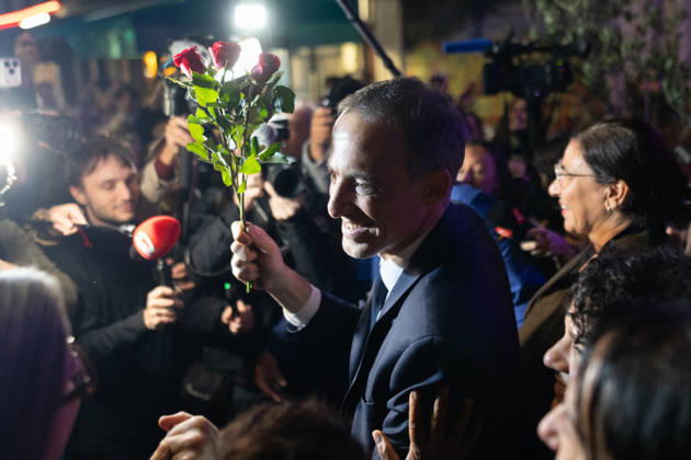 Raphael Glucksmann celebrates with his supporters after winning the Socialist and Democratic Left primary - Paris Candidate in the Socialist (PS) and centre-left Place Publique (PP) parties primary Raphael Glucksmann holds a red rose as he meets his campaign team and supports at the bar la Cantine de Belleville as Raphael Glucksmann winning the primary organized by the Socialist Party, Place Publique (PP), and the Republican and Socialist Left, ahead of France s 2027 presidential election, in Paris on October 11, 2026. Photo by Raphael Lafargue ABACAPRESS.COM Paris France  Copyright: xLafarguexRaphael ABACAx