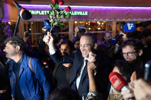 Raphael Glucksmann celebrates with his supporters after winning the Socialist and Democratic Left primary - Paris Candidate in the Socialist (PS) and centre-left Place Publique (PP) parties primary Raphael Glucksmann holds a red rose as he meets his campaign team and supports at the bar la Cantine de Belleville as Raphael Glucksmann winning the primary organized by the Socialist Party, Place Publique (PP), and the Republican and Socialist Left, ahead of France s 2027 presidential election, in Paris on October 11, 2026. Photo by Raphael Lafargue ABACAPRESS.COM Paris France  Copyright: xLafarguexRaphael ABACAx