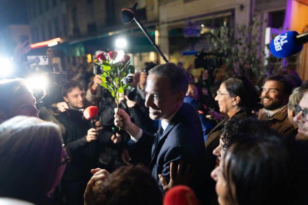 Raphael Glucksmann celebrates with his supporters after winning the Socialist and Democratic Left primary - Paris Candidate in the Socialist (PS) and centre-left Place Publique (PP) parties primary Raphael Glucksmann holds a red rose as he meets his campaign team and supports at the bar la Cantine de Belleville as Raphael Glucksmann winning the primary organized by the Socialist Party, Place Publique (PP), and the Republican and Socialist Left, ahead of France s 2027 presidential election, in Paris on October 11, 2026. Photo by Raphael Lafargue ABACAPRESS.COM Paris France  Copyright: xLafarguexRaphael ABACAx
