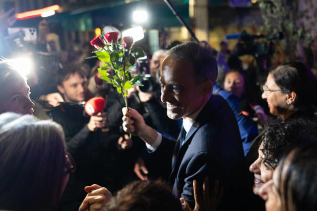 Raphael Glucksmann celebrates with his supporters after winning the Socialist and Democratic Left primary - Paris Candidate in the Socialist (PS) and centre-left Place Publique (PP) parties primary Raphael Glucksmann holds a red rose as he meets his campaign team and supports at the bar la Cantine de Belleville as Raphael Glucksmann winning the primary organized by the Socialist Party, Place Publique (PP), and the Republican and Socialist Left, ahead of France s 2027 presidential election, in Paris on October 11, 2026. Photo by Raphael Lafargue ABACAPRESS.COM Paris France  Copyright: xLafarguexRaphael ABACAx