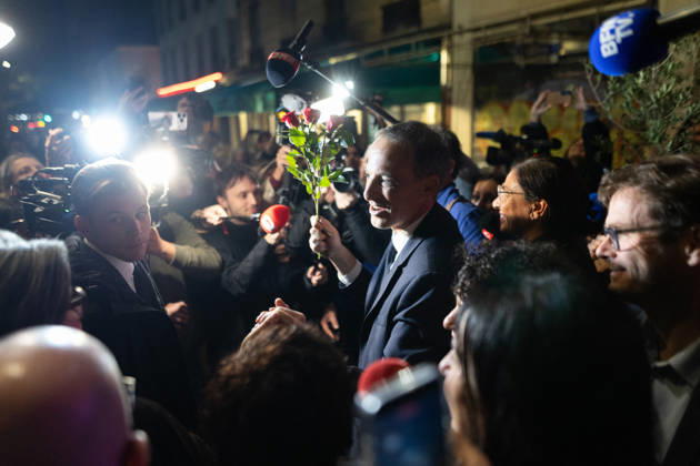 Raphael Glucksmann celebrates with his supporters after winning the Socialist and Democratic Left primary - Paris Candidate in the Socialist (PS) and centre-left Place Publique (PP) parties primary Raphael Glucksmann holds a red rose as he meets his campaign team and supports at the bar la Cantine de Belleville as Raphael Glucksmann winning the primary organized by the Socialist Party, Place Publique (PP), and the Republican and Socialist Left, ahead of France s 2027 presidential election, in Paris on October 11, 2026. Photo by Raphael Lafargue ABACAPRESS.COM Paris France  Copyright: xLafarguexRaphael ABACAx