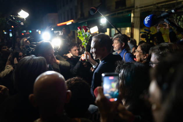 Raphael Glucksmann celebrates with his supporters after winning the Socialist and Democratic Left primary - Paris Candidate in the Socialist (PS) and centre-left Place Publique (PP) parties primary Raphael Glucksmann holds a red rose as he meets his campaign team and supports at the bar la Cantine de Belleville as Raphael Glucksmann winning the primary organized by the Socialist Party, Place Publique (PP), and the Republican and Socialist Left, ahead of France s 2027 presidential election, in Paris on October 11, 2026. Photo by Raphael Lafargue ABACAPRESS.COM Paris France  Copyright: xLafarguexRaphael ABACAx
