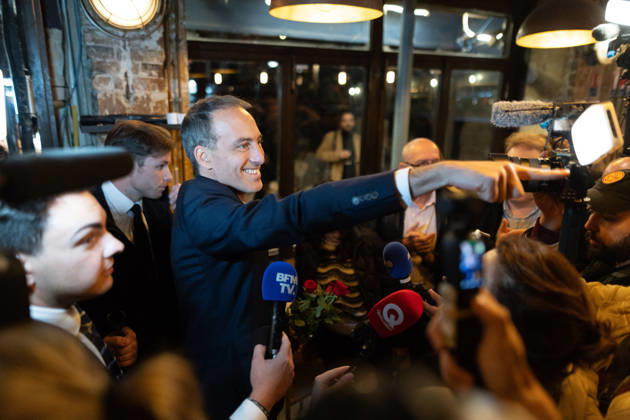 Raphael Glucksmann celebrates with his supporters after winning the Socialist and Democratic Left primary - Paris Candidate in the Socialist (PS) and centre-left Place Publique (PP) parties primary Raphael Glucksmann holds a red rose as he meets his campaign team and supports at the bar la Cantine de Belleville as Raphael Glucksmann winning the primary organized by the Socialist Party, Place Publique (PP), and the Republican and Socialist Left, ahead of France s 2027 presidential election, in Paris on October 11, 2026. Photo by Raphael Lafargue ABACAPRESS.COM Paris France  Copyright: xLafarguexRaphael ABACAx