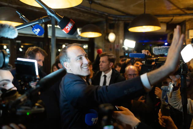 Raphael Glucksmann celebrates with his supporters after winning the Socialist and Democratic Left primary - Paris Candidate in the Socialist (PS) and centre-left Place Publique (PP) parties primary Raphael Glucksmann holds a red rose as he meets his campaign team and supports at the bar la Cantine de Belleville as Raphael Glucksmann winning the primary organized by the Socialist Party, Place Publique (PP), and the Republican and Socialist Left, ahead of France s 2027 presidential election, in Paris on October 11, 2026. Photo by Raphael Lafargue ABACAPRESS.COM Paris France  Copyright: xLafarguexRaphael ABACAx