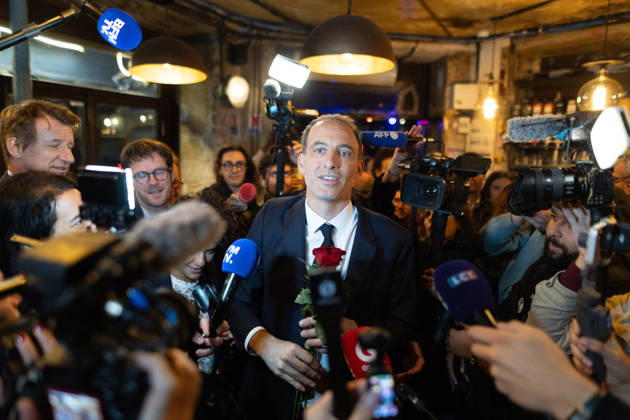 Raphael Glucksmann celebrates with his supporters after winning the Socialist and Democratic Left primary - Paris Candidate in the Socialist (PS) and centre-left Place Publique (PP) parties primary Raphael Glucksmann holds a red rose as he meets his campaign team and supports at the bar la Cantine de Belleville as Raphael Glucksmann winning the primary organized by the Socialist Party, Place Publique (PP), and the Republican and Socialist Left, ahead of France s 2027 presidential election, in Paris on October 11, 2026. Photo by Raphael Lafargue ABACAPRESS.COM Paris France  Copyright: xLafarguexRaphael ABACAx