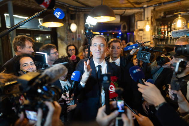 Raphael Glucksmann celebrates with his supporters after winning the Socialist and Democratic Left primary - Paris Candidate in the Socialist (PS) and centre-left Place Publique (PP) parties primary Raphael Glucksmann holds a red rose as he meets his campaign team and supports at the bar la Cantine de Belleville as Raphael Glucksmann winning the primary organized by the Socialist Party, Place Publique (PP), and the Republican and Socialist Left, ahead of France s 2027 presidential election, in Paris on October 11, 2026. Photo by Raphael Lafargue ABACAPRESS.COM Paris France  Copyright: xLafarguexRaphael ABACAx