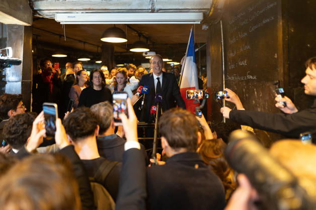 Raphael Glucksmann celebrates with his supporters after winning the Socialist and Democratic Left primary - Paris Candidate in the Socialist (PS) and centre-left Place Publique (PP) parties primary Raphael Glucksmann delivers a speech as he meets his campaign team and supports at the bar la Cantine de Belleville as Raphael Glucksmann winning the primary organized by the Socialist Party, Place Publique (PP), and the Republican and Socialist Left, ahead of France s 2027 presidential election, in Paris on October 11, 2026. Photo by Raphael Lafargue ABACAPRESS.COM Paris France  Copyright: xLafarguexRaphael ABACAx