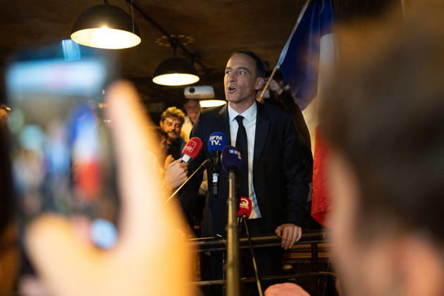 Raphael Glucksmann celebrates with his supporters after winning the Socialist and Democratic Left primary - Paris Candidate in the Socialist (PS) and centre-left Place Publique (PP) parties primary Raphael Glucksmann delivers a speech as he meets his campaign team and supports at the bar la Cantine de Belleville as Raphael Glucksmann winning the primary organized by the Socialist Party, Place Publique (PP), and the Republican and Socialist Left, ahead of France s 2027 presidential election, in Paris on October 11, 2026. Photo by Raphael Lafargue ABACAPRESS.COM Paris France  Copyright: xLafarguexRaphael ABACAx