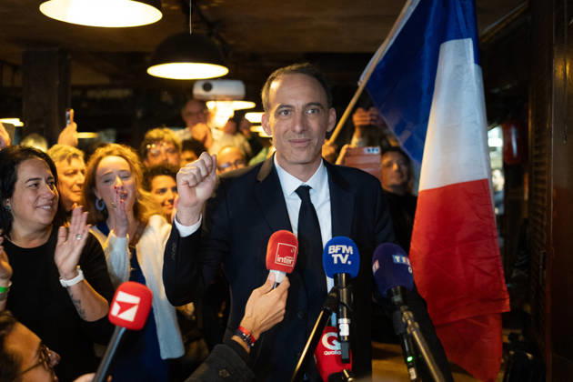 Raphael Glucksmann celebrates with his supporters after winning the Socialist and Democratic Left primary - Paris Candidate in the Socialist (PS) and centre-left Place Publique (PP) parties primary Raphael Glucksmann delivers a speech as he meets his campaign team and supports at the bar la Cantine de Belleville as Raphael Glucksmann winning the primary organized by the Socialist Party, Place Publique (PP), and the Republican and Socialist Left, ahead of France s 2027 presidential election, in Paris on October 11, 2026. Photo by Raphael Lafargue ABACAPRESS.COM Paris France  Copyright: xLafarguexRaphael ABACAx