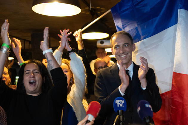 Raphael Glucksmann celebrates with his supporters after winning the Socialist and Democratic Left primary - Paris Candidate in the Socialist (PS) and centre-left Place Publique (PP) parties primary Raphael Glucksmann delivers a speech as he meets his campaign team and supports at the bar la Cantine de Belleville as Raphael Glucksmann winning the primary organized by the Socialist Party, Place Publique (PP), and the Republican and Socialist Left, ahead of France s 2027 presidential election, in Paris on October 11, 2026. Photo by Raphael Lafargue ABACAPRESS.COM Paris France  Copyright: xLafarguexRaphael ABACAx