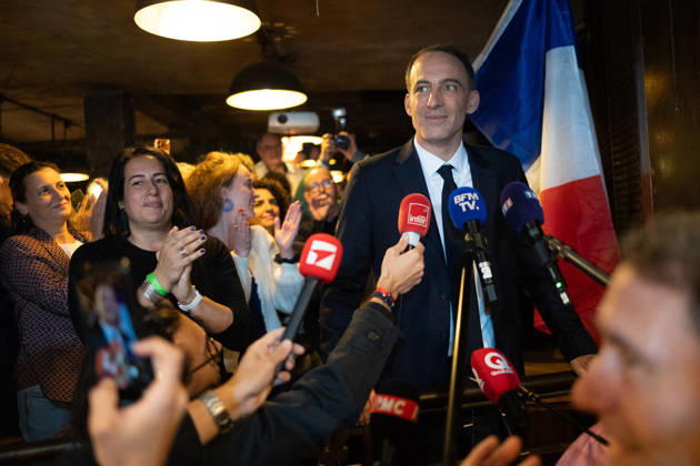 Raphael Glucksmann celebrates with his supporters after winning the Socialist and Democratic Left primary - Paris Candidate in the Socialist (PS) and centre-left Place Publique (PP) parties primary Raphael Glucksmann delivers a speech as he meets his campaign team and supports at the bar la Cantine de Belleville as Raphael Glucksmann winning the primary organized by the Socialist Party, Place Publique (PP), and the Republican and Socialist Left, ahead of France s 2027 presidential election, in Paris on October 11, 2026. Photo by Raphael Lafargue ABACAPRESS.COM Paris France  Copyright: xLafarguexRaphael ABACAx