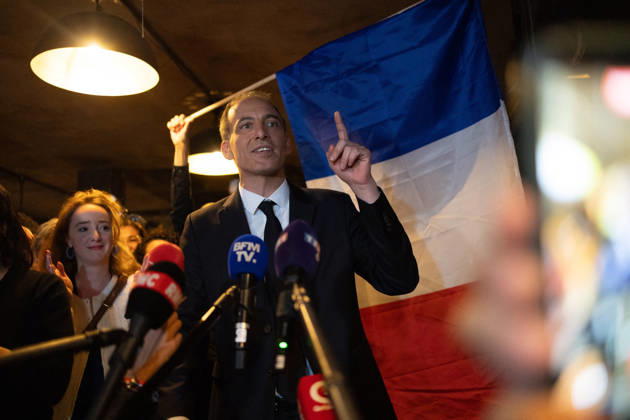 Raphael Glucksmann celebrates with his supporters after winning the Socialist and Democratic Left primary - Paris Candidate in the Socialist (PS) and centre-left Place Publique (PP) parties primary Raphael Glucksmann delivers a speech as he meets his campaign team and supports at the bar la Cantine de Belleville as Raphael Glucksmann winning the primary organized by the Socialist Party, Place Publique (PP), and the Republican and Socialist Left, ahead of France s 2027 presidential election, in Paris on October 11, 2026. Photo by Raphael Lafargue ABACAPRESS.COM Paris France  Copyright: xLafarguexRaphael ABACAx