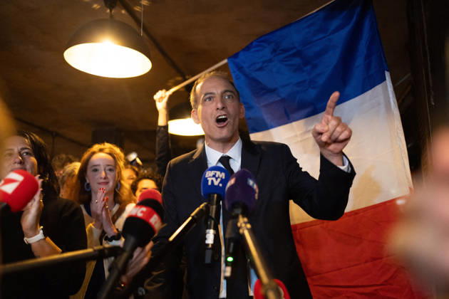 Raphael Glucksmann celebrates with his supporters after winning the Socialist and Democratic Left primary - Paris Candidate in the Socialist (PS) and centre-left Place Publique (PP) parties primary Raphael Glucksmann delivers a speech as he meets his campaign team and supports at the bar la Cantine de Belleville as Raphael Glucksmann winning the primary organized by the Socialist Party, Place Publique (PP), and the Republican and Socialist Left, ahead of France s 2027 presidential election, in Paris on October 11, 2026. Photo by Raphael Lafargue ABACAPRESS.COM Paris France  Copyright: xLafarguexRaphael ABACAx