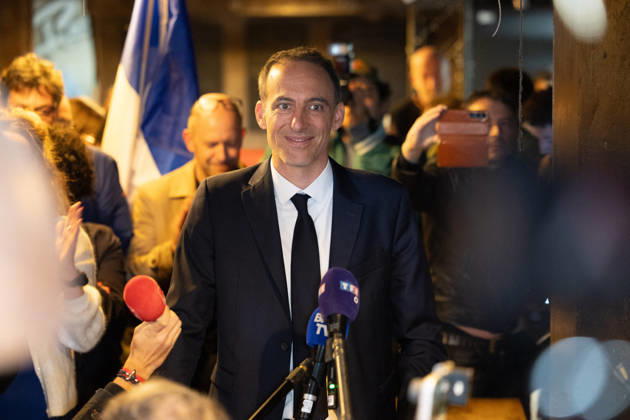 Raphael Glucksmann celebrates with his supporters after winning the Socialist and Democratic Left primary - Paris Candidate in the Socialist (PS) and centre-left Place Publique (PP) parties primary Raphael Glucksmann delivers a speech as he meets his campaign team and supports at the bar la Cantine de Belleville as Raphael Glucksmann winning the primary organized by the Socialist Party, Place Publique (PP), and the Republican and Socialist Left, ahead of France s 2027 presidential election, in Paris on October 11, 2026. Photo by Raphael Lafargue ABACAPRESS.COM Paris France  Copyright: xLafarguexRaphael ABACAx