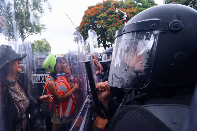 October 11, 2026: TO-45427- GUADALAJARA 11-10-2026. . La exigencia de agua limpia deriv& xf3; en momentos de tensi& xf3;n y violencia durante la marcha realizada este domingo en Guadalajara. Ciudadanos se movilizaron para denunciar la mala calidad del suministro en la Zona Metropolitana y exigir respuestas a las autoridades. La protesta, que lleg& xf3; a las inmediaciones de Casa Jalisco, registr& xf3; enfrentamientos entre manifestantes y polic& xed;as, as& xed; como reportes de detenciones, en una jornada que evidenci& xf3; el descontento social ante la problem& xe1;tica del agua..Guadalajara. Clasos.com.mx - ZUMAcs4_ 20261011_faa_cs4_011 Copyright: xDiegoxMorenox