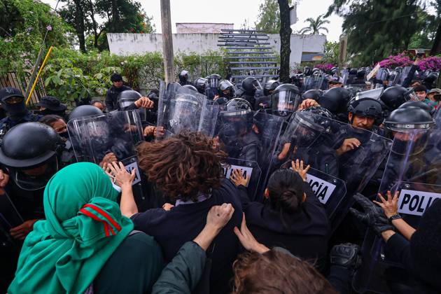October 11, 2026: TO-45427- GUADALAJARA 11-10-2026. . La exigencia de agua limpia deriv& xf3; en momentos de tensi& xf3;n y violencia durante la marcha realizada este domingo en Guadalajara. Ciudadanos se movilizaron para denunciar la mala calidad del suministro en la Zona Metropolitana y exigir respuestas a las autoridades. La protesta, que lleg& xf3; a las inmediaciones de Casa Jalisco, registr& xf3; enfrentamientos entre manifestantes y polic& xed;as, as& xed; como reportes de detenciones, en una jornada que evidenci& xf3; el descontento social ante la problem& xe1;tica del agua..Guadalajara. Clasos.com.mx - ZUMAcs4_ 20261011_faa_cs4_016 Copyright: xDiegoxMorenox